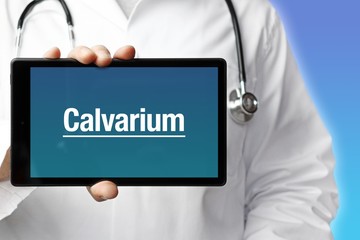 Calvarium. Arzt mit Stethoskop hält Tablet-Computer in Hand. Text im Display. Blauer Hintergrund. Krankheit, Gesundheit, Medizin