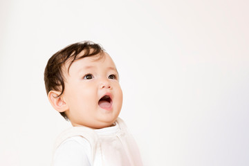 笑顔で見つめる赤ちゃんの顔アップ