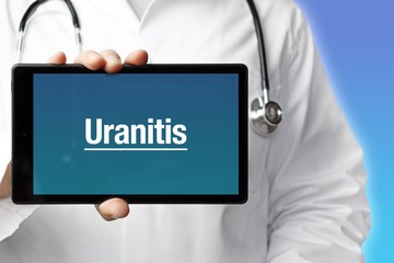 Uranitis. Arzt mit Stethoskop hält Tablet-Computer in Hand. Text im Display. Blauer Hintergrund. Krankheit, Gesundheit, Medizin © MQ-Illustrations