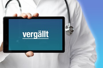 vergällt. Arzt mit Stethoskop hält Tablet-Computer in Hand. Text im Display. Blauer Hintergrund. Krankheit, Gesundheit, Medizin