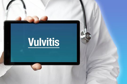 Vulvitis. Arzt mit Stethoskop h&auml;lt Tablet-Computer in Hand. Text im Display. Blauer Hintergrund. Krankheit, Gesundheit, Medizin