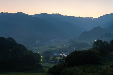 奈良の山間の農村部の夜明け