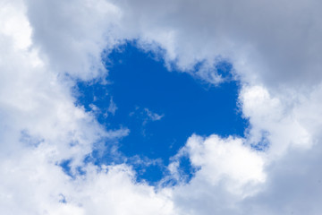 Obraz premium Beautiful blue high sky with clouds and copy space.