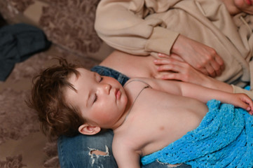 Obraz na płótnie Canvas Baby sleeping on mothers lap