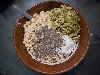 mezcla de miel, mantequilla, aceite de coco, ajonjolí, chía, cacahuate, pasas, semilla de...
