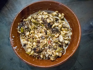 mezcla de miel, mantequilla, aceite de coco, ajonjolí, chía, cacahuate, pasas, semilla de calabaza y coco rayado.