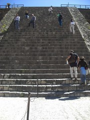 メキシコシティ発郊外有数の観光スポット　テオティワカン遺跡