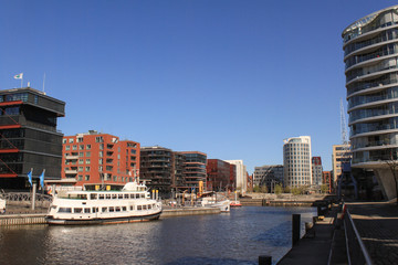 Fototapeta premium Hamburger HafenCity; Blick in den Sandtorhafen