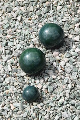 Grüne Steinkugeln als Grabdekoration 