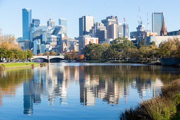 Fototapeta na wymiar Looking down the Yarra River towards the CBD as the Melbourne autumn season begins