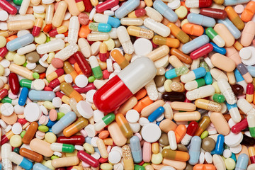 Große Pille oder Kapsel auf bunten Medikamenten