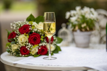Sektglas Glas steht auf Tisch bei Hochzeit Wedding Party 