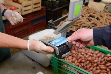 Coronavirus, gestes barrières. Paiment par carte bancaire sans contact