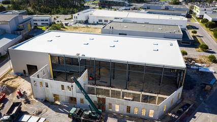 Fototapeta premium Chantier d'un bâtiment industriel en construction, vue aérienne