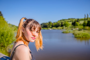 Jeune fille au bort du lac du Ronzey à Yseron