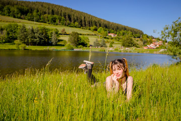 Jeune fille au bort du lac du Ronzey à Yseron