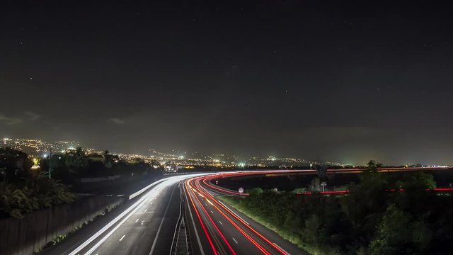 Timelapse con larga exposici&oacute;n para ver todo el trafico de esta carretera en la que dentro del caos vemos lo bonito de la escena.