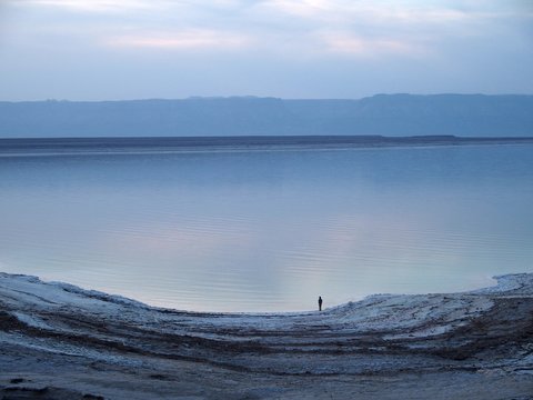 Une fois la nuit tomb&eacute;e au bord de la mer morte, Jordanie
