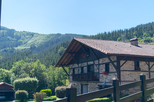 T&iacute;pico caser&iacute;o del pa&iacute;s vasco entre los bosques y monta&ntilde;as verdes.