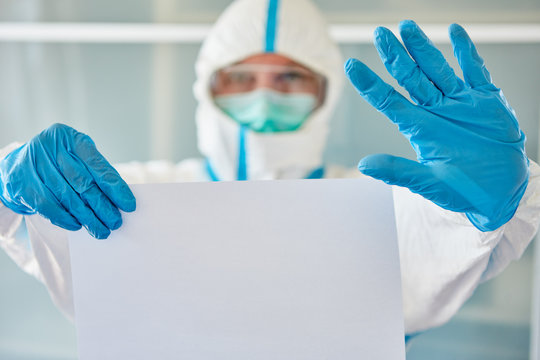 Seuchenschutz Mitarbeiter mit leerem Aushang wegen Covid-19-Pandemie