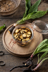 Preparation of herbal tincture from fresh comfrey root