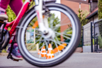 Kinder Fahrrad im Slalom in der Verkehr Schule