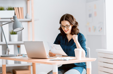 Obraz na płótnie Canvas woman working on a laptop at home.