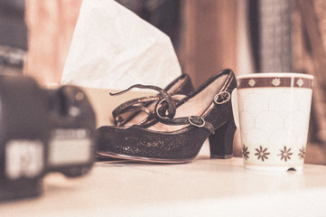 Fertig machen, Losgehen, Anziehen, Start, Aufbruch, Vintage, CloseUp, Schnürsenkel, Salon, Schuhwerk, Schuhe, Schnüren, Leder, Bereit
