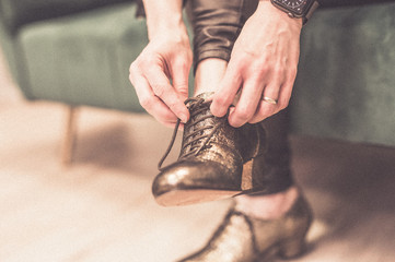 Fertig machen, Losgehen, Anziehen, Start, Aufbruch, Vintage, CloseUp, Schnürsenkel, Salon,...