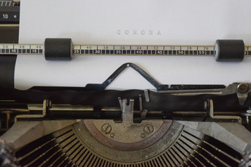 Corona mit einer Schreibmaschiene