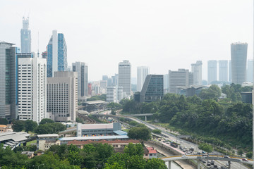 Obraz premium Panoramiczny widok na panoramę Kuala Lumpur w ciągu dnia. Centrum stolicy Malezji. Współczesne budynki zewnętrzne ze szkłem.