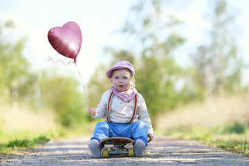 lachendes Kind mit Luftballon