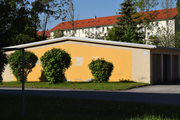 Reihengaragen und Wohnblock