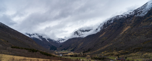 Fototapeta na wymiar Szczyty górskie pokryte śniegiem w dolinie Hodnalen w Norwegii