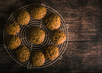 Obraz na płótnie Canvas Ten delicious fresh cookies on a metal stand. Wood background. Aerial view.