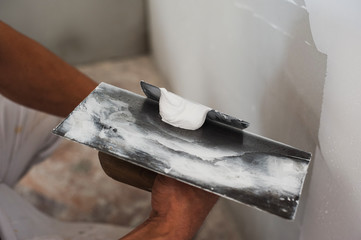 Mixing and preparing adhesives for installing thermal insulation on the house