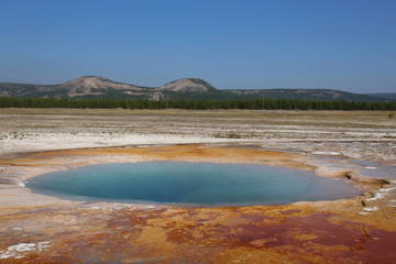 Source de chaleur en forme de lac au parc naturel de Yellowstone, Etats-Unis