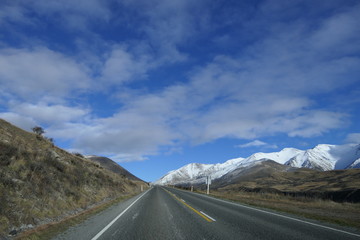 Experience New Zealand: deserted pass road on a journey in the New Zealand mountains on the South Island