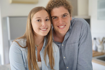 Obraz na płótnie Canvas young couple smiling facing camera