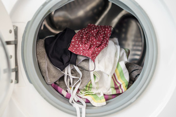 Mundschutz aus Stoff in einer Waschmaschine, Hygiene, Desinfektion, Corona Virus