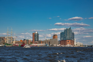 Fototapeta premium Hamburg - Hafen Panorama mit Elbphilharmonie