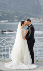Naklejka premium Happy wedding couple in Como Lake, Italy
