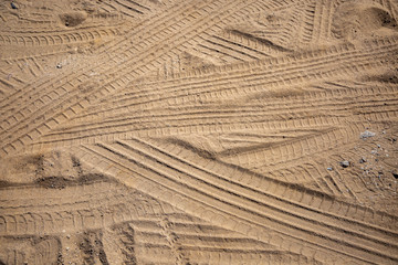 Reifenspuren im Sand