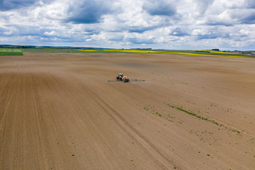 Traktor beim sprühen von Chemikalien auf einem Feld © Tilo Grellmann