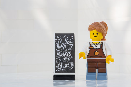 Lippstadt - Deutschland 22. September Lego Kellnerin mit einer Kreidetafel