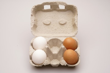 2 weiße, 2 braune, 4 Eier im 6er Karton