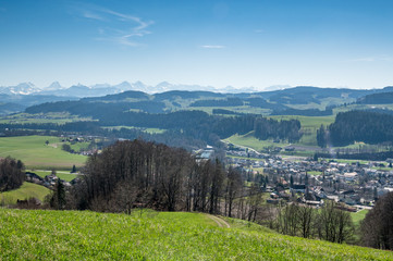 Aussicht auf Hasle-Rüegsau im Emmental zu den Berner Alpen