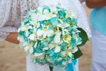 bride holding bouquet