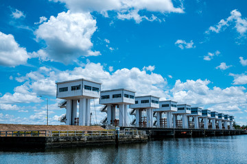 Watergate controls the water level