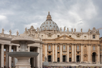 Obraz premium ROME, ITALY - 2014 AUGUST 19. St. Peter's Basilica, St. Peter's Square, Vatican City. The most important church in the Catholic world.